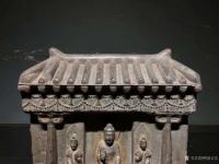 艺术家明清古艺收藏:石雕：佛之居-一佛二弟子，北齐，青石彩绘，皮壳老辣，雕刻精致【图2】