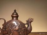 明清古艺藏宝-【皇家……酒壶】紫铜
高19宽18厘米，壶呈凤凰形状，一面【图2】