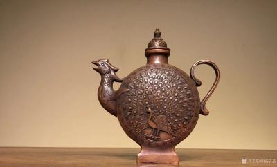 明清古艺收藏-【皇家……酒壶】紫铜
高19宽18厘米，壶呈凤凰形状，一面刻开屏孔雀，一面刻喜【图3】