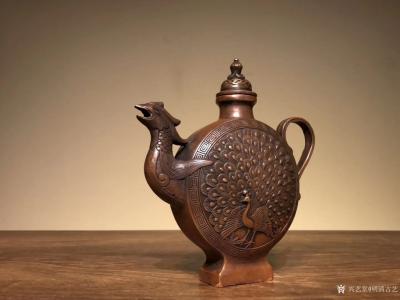 明清古艺收藏-【皇家……酒壶】紫铜
高19宽18厘米，壶呈凤凰形状，一面刻开屏孔雀，一面刻喜【图4】