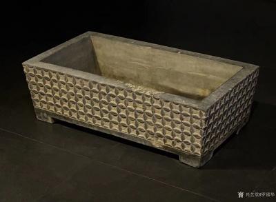 罗邵华收藏-青石石盆
尺寸；长85//宽46//高27
器型规整 大气 四面满工浮雕
【图1】