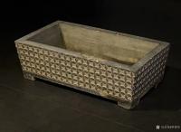 艺术家罗邵华收藏:青石石盆
尺寸；长85//宽46//高27
器型规整 大【图0】