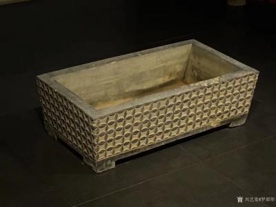 罗邵华收藏-青石石盆
尺寸；长85//宽46//高27
器型规整 大气 四面满工浮雕
【图2】