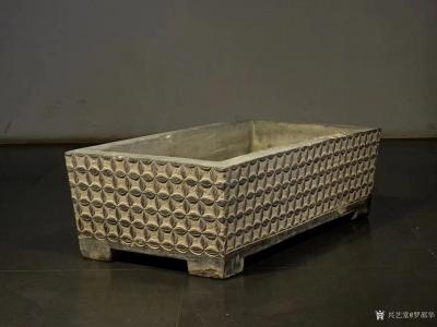 罗邵华收藏-青石石盆
尺寸；长85//宽46//高27
器型规整 大气 四面满工浮雕
【图3】