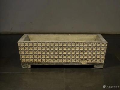 罗邵华收藏-青石石盆
尺寸；长85//宽46//高27
器型规整 大气 四面满工浮雕
【图4】