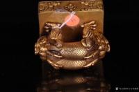 艺术家东方古玩城堡收藏:十六世纪风格、藏传佛教，铜鎏金双龙头钮印章一方。等级高，大尺【图5】