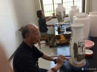 艺术家刘应雄日记:来醴陵将上次画的五彩带回，順便再画两个青花《萬里江山朝九嶷》【图0】