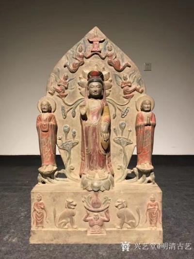 明清古艺收藏-北齐石雕一佛二弟子。
此背光佛整体采用了高浮雕兼镂空雕的技法。佛像仪态端庄，法【图1】