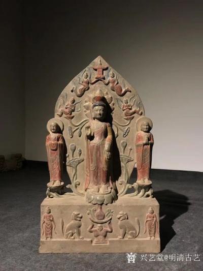 明清古艺收藏-北齐石雕一佛二弟子。
此背光佛整体采用了高浮雕兼镂空雕的技法。佛像仪态端庄，法【图4】