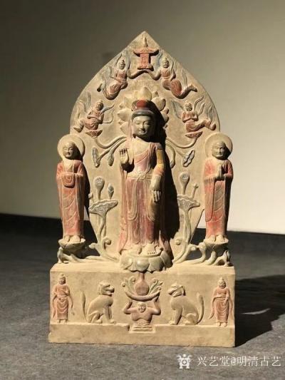 明清古艺收藏-北齐石雕一佛二弟子。
此背光佛整体采用了高浮雕兼镂空雕的技法。佛像仪态端庄，法【图5】