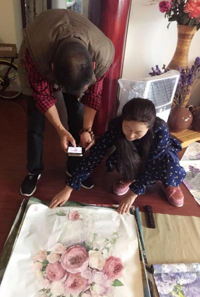 杨凌生活-青城太极画院秘书长凯哥来看我的创新写实国画，说国画画出油画效果太不可思议了，大家【图1】