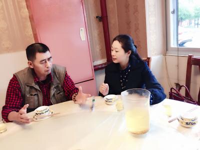 杨凌生活-青城太极画院秘书长凯哥来看我的创新写实国画，说国画画出油画效果太不可思议了，大家【图2】