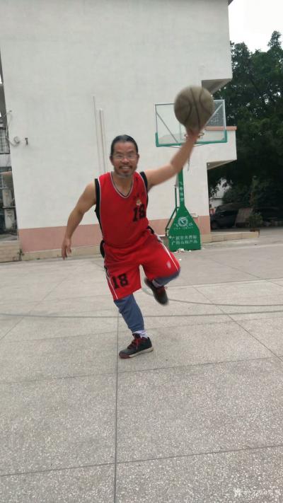 覃莽日记-我的自画像速写赏析
头部为第一主体，手为第二主体，所以要画细一点。衣服和玩具为【图1】