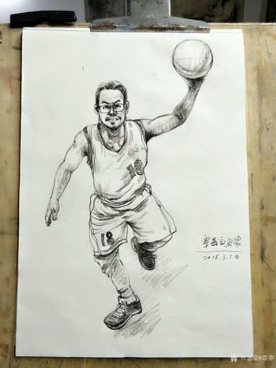 覃莽日记-我的自画像速写赏析
头部为第一主体，手为第二主体，所以要画细一点。衣服和玩具为【图2】