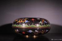 艺术家东方古玩城堡收藏:清代“大清乾隆年制”款 铜胎景泰蓝文房盒、
此件藏品取精铜【图1】