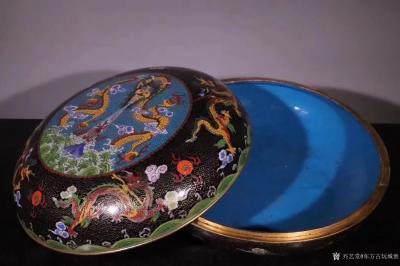 东方古玩城堡收藏-清代“大清乾隆年制”款 铜胎景泰蓝文房盒、
此件藏品取精铜为材，掐丝工艺细致，【图3】