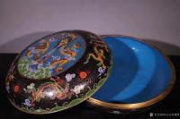 艺术家东方古玩城堡收藏:清代“大清乾隆年制”款 铜胎景泰蓝文房盒、
此件藏品取精铜【图2】