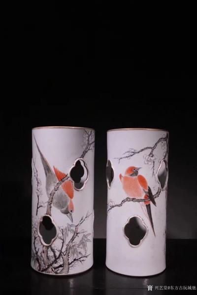 东方古玩城堡收藏-晚清，浅降彩名家李瑞山款 花鸟开窗帽筒一对、瓷胎洁白，鸡皮釉明显，绘画花鸟风格突【图3】