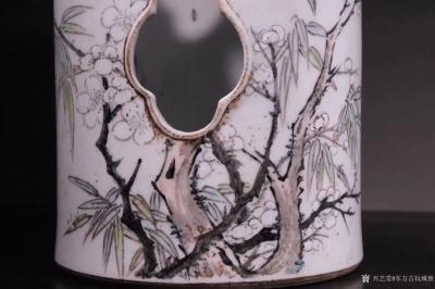 东方古玩城堡收藏-晚清，浅降彩名家李瑞山款 花鸟开窗帽筒一对、瓷胎洁白，鸡皮釉明显，绘画花鸟风格突【图5】