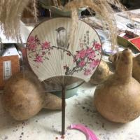 艺术家徐能凯日记:扇面花鸟画《春风何处不花开》
去年在院子里种的葫芦，摘下来【图4】