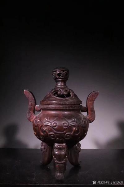 东方古玩城堡收藏-清代，沉香木雕三足冲天耳炉
此件藏品取名贵沉香为材，料子油性好，器形雅致，皮壳【图1】