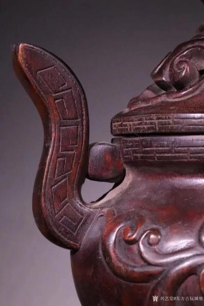 东方古玩城堡收藏-清代，沉香木雕三足冲天耳炉
此件藏品取名贵沉香为材，料子油性好，器形雅致，皮壳【图2】