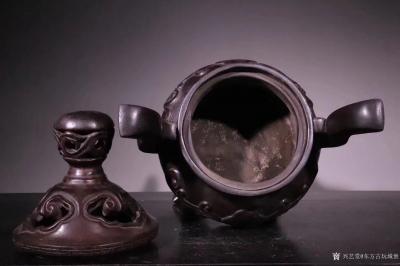 东方古玩城堡收藏-清代，沉香木雕三足冲天耳炉
此件藏品取名贵沉香为材，料子油性好，器形雅致，皮壳【图3】