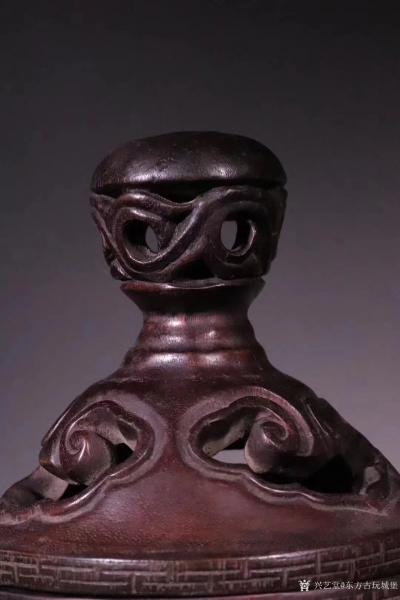 东方古玩城堡收藏-清代，沉香木雕三足冲天耳炉
此件藏品取名贵沉香为材，料子油性好，器形雅致，皮壳【图5】