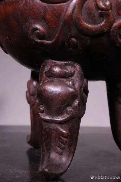东方古玩城堡收藏-清代，沉香木雕三足冲天耳炉
此件藏品取名贵沉香为材，料子油性好，器形雅致，皮壳【图7】