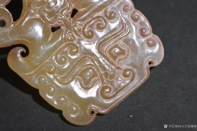 东方古玩城堡收藏-汉代 青白玉兽纹龙璜佩
长7cm 宽4.8cm 厚0.4cm 重24克、双面精【图1】