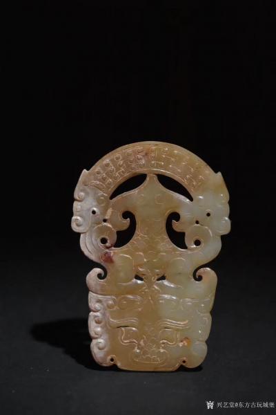 东方古玩城堡收藏-汉代 青白玉兽纹龙璜佩
长7cm 宽4.8cm 厚0.4cm 重24克、双面精【图4】