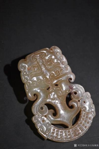 东方古玩城堡收藏-汉代 青白玉兽纹龙璜佩
长7cm 宽4.8cm 厚0.4cm 重24克、双面精【图5】