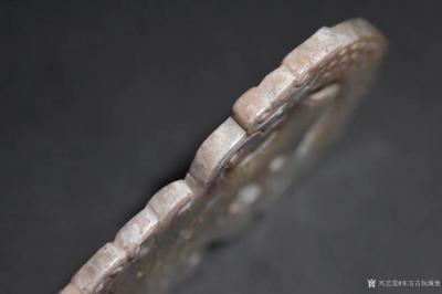 东方古玩城堡收藏-汉代 青白玉兽纹龙璜佩
长7cm 宽4.8cm 厚0.4cm 重24克、双面精【图7】