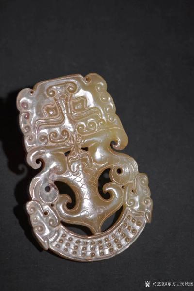 东方古玩城堡收藏-汉代 青白玉兽纹龙璜佩
长7cm 宽4.8cm 厚0.4cm 重24克、双面精【图8】