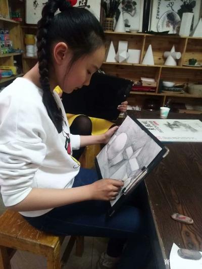 刘永铎日记-小班今天的波洛克流淌艺术，结合音的节奏，感受与激情碰撞后的画面。
专业班明白何【图1】