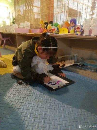 刘永铎日记-小班今天的波洛克流淌艺术，结合音的节奏，感受与激情碰撞后的画面。
专业班明白何【图4】