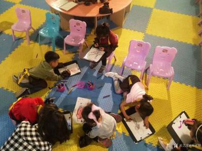 刘永铎日记-小班今天的波洛克流淌艺术，结合音的节奏，感受与激情碰撞后的画面。
专业班明白何【图5】