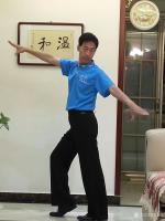 艺术家秦发艺日记:斋主发片给我，图中一帅哥在展示优美舞姿。斋主之意不在舞者，在【图0】
