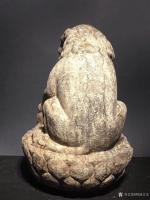 艺术家明清古艺收藏:石雕：瑞兽
瑞兽又称为祥瑞，神态威猛，蹲坐在莲花座上，威武【图1】