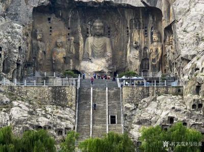 马培童日记-二十一，走进龙门奉先寺，目识心記。
  奉先寺是龙门石窟规模最大、艺术最为精湛【图1】