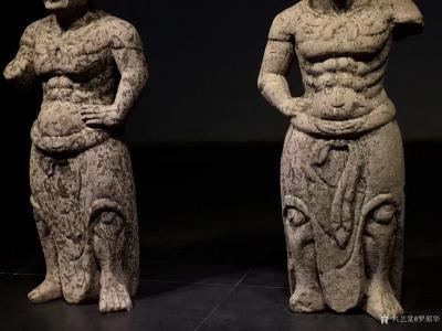 罗邵华收藏-唐  天王力士像 
尺寸；高84// 青石制
力士头梳拳形髻 眉毛倒竖 双目【图1】