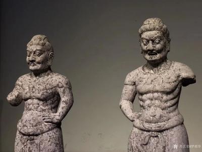 罗邵华收藏-唐  天王力士像 
尺寸；高84// 青石制
力士头梳拳形髻 眉毛倒竖 双目【图2】