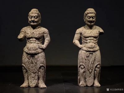 罗邵华收藏-唐  天王力士像 
尺寸；高84// 青石制
力士头梳拳形髻 眉毛倒竖 双目【图5】