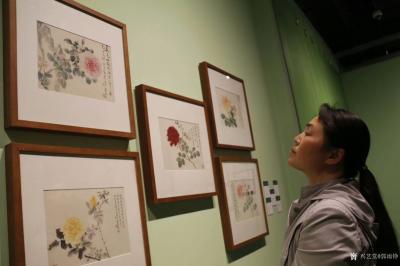 郭雨铮生活-总是让自己陶醉在绘画艺术作品之中。
  每张画的问题都一样，本身没有冒险，画没【图1】