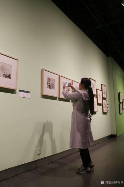 郭雨铮生活-总是让自己陶醉在绘画艺术作品之中。
  每张画的问题都一样，本身没有冒险，画没【图2】