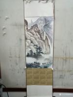 艺术家郝鹏云日记:今天打开年前买的宣纸，发现有厂家赠送的两个卷轴，还是今年的挂【图2】