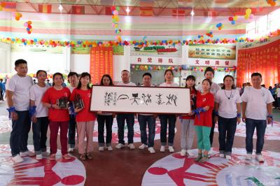 杨牧青日记-是日，应“万象LP1”教育杨牧青书赠“桃李满天下”在塞上银川中学开展公益活动。【图4】