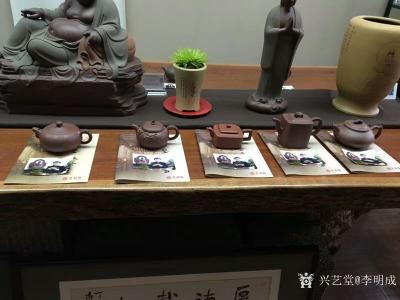 李明成收藏-紫砂壶《昊昕斋藏品》
包装设计一一龙缘堂
紫砂制作一一张雪军，王六初，高建中【图1】