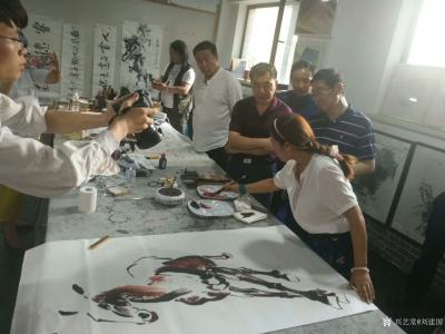 刘建国日记-对话大师后裔，领略悲鸿精神，与徐悲鸿曾孙女徐步宇交流画马！徐步宇现场绘制《振兴东【图2】