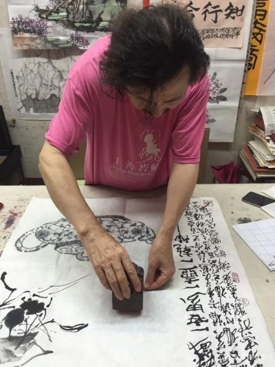 金新宇收藏-百名画家合作百壶工程，现已邀请了八十多位全国各地的画家合作，目前己完成八十余幅。【图5】